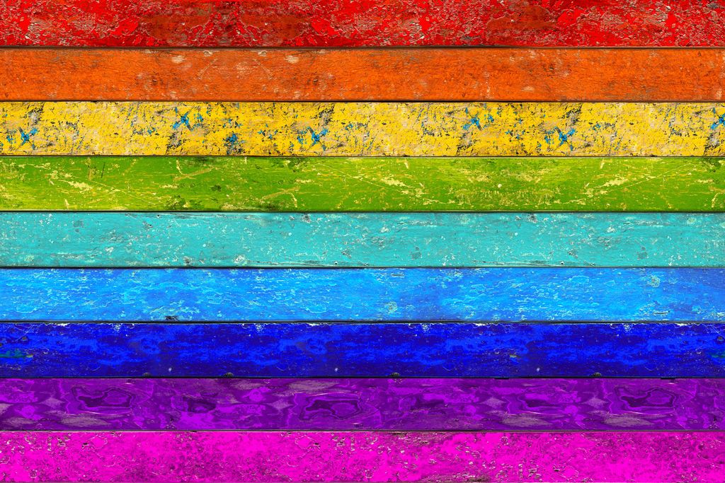 Ein Bild mit Holzbalken in Regenbogenfarbverlauf