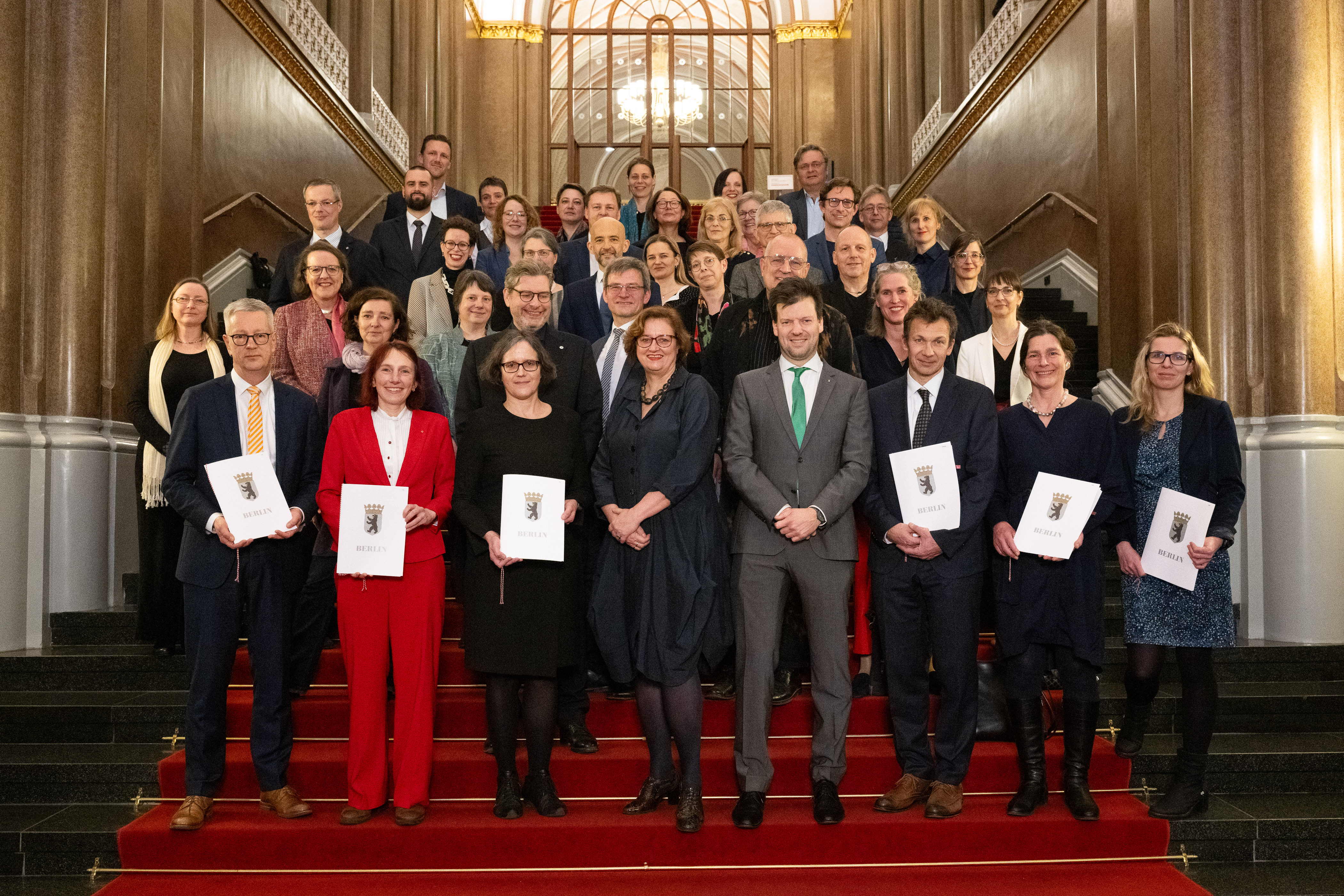Gruppenfoto mit den Präsidentinnen und Präsidenten und Rektorinnen und Rektoren der Berliner Universitäten und Hochschulen sowie Wissenschaftssenatorin Dr. Ina Czyborra und ihrem Team. 