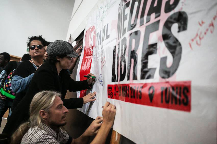 Foto der Verabschiedung der Charta der Freien Medien in Tunis auf dem Weltsozialforum 2015
