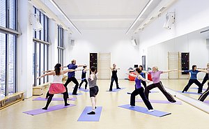 Personen in Yoga Pose im Beegungsraum ASH