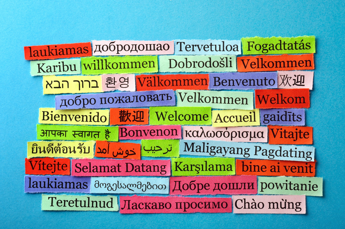 Papierschnipsel auf denen Willkommen in verschiedenen Sprachen steht