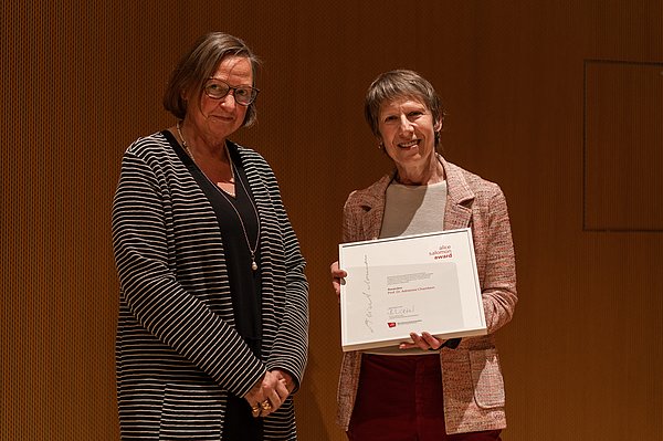 Preisträgerin Adrienne S. Chambon und Prorektorin Dagmar Bergs-Winkels.