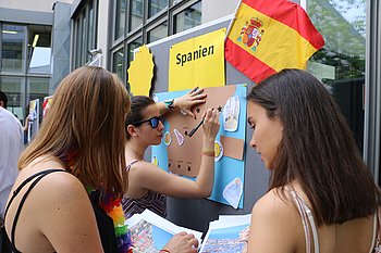 Austauschstudierende aus Spanien an ihrem Stand während des International Day 2019