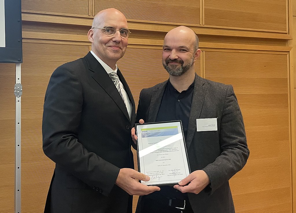 DGIV-Vorstandsvorsitzender Prof. Dr. mult. Eckhard Nagel überreicht Innovationspreis-Urkunde an Jens Stüwe 