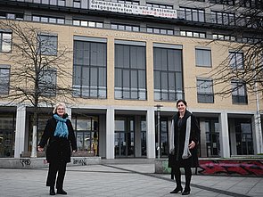 Preisträgerin Lioba Happel und Rektorin Prof. Dr. Bettina Völter vor dem Gebäude der ASH Berlin