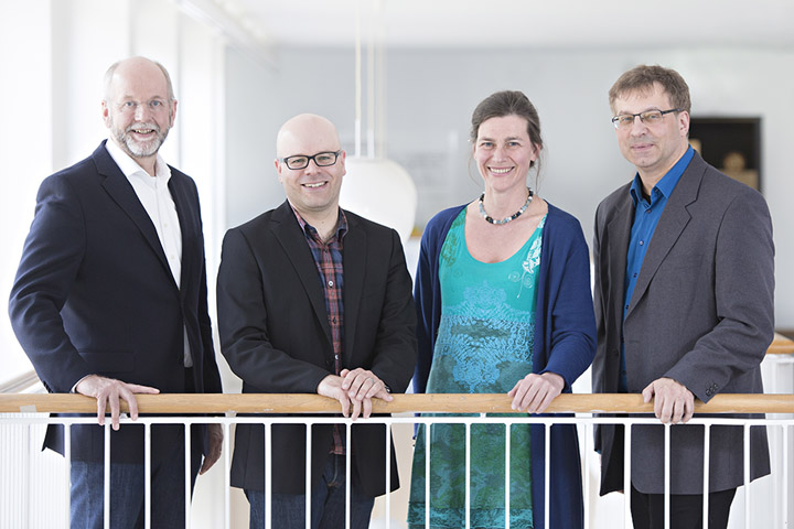 Auf dem Bild befinden sich die Hochschulleitenden. Von links nach rechts: Prorektor Herr Prof. Dr. Lehman-Franßen, Rektor Herr Prof. Dr. Bettig, Prorektorin Frau Prof. Dr. Völter, Kanzler Herr Flegl.
