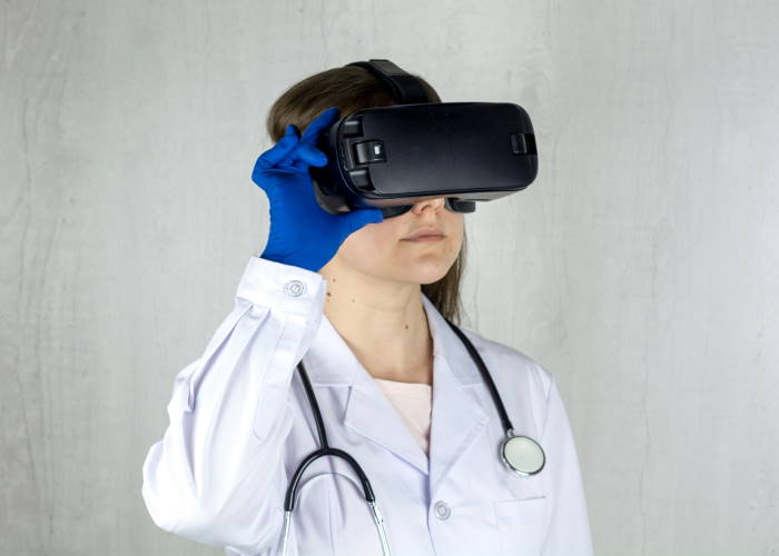 Fotografie einer Krankenschwester mit VR-Headset