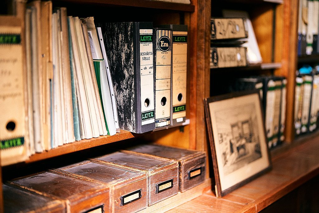 Eine Regalwand mit alten Unterlagen und Büchern