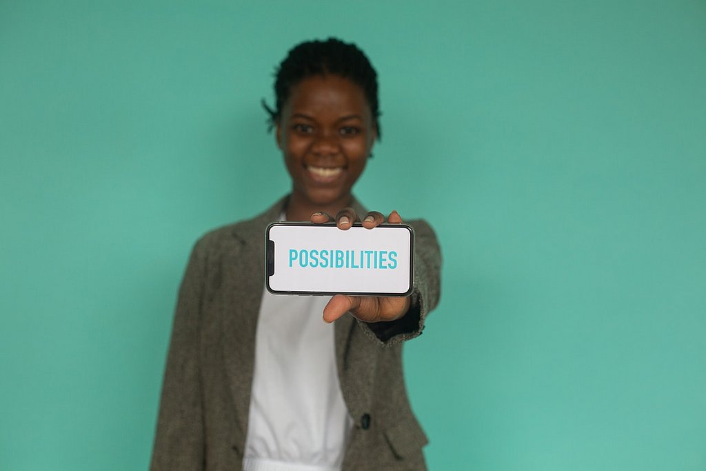 Eine Person hält ein Schild mit dem Wort "Possibilities" in die Kamera