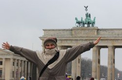 Cihan aus der Türkei vor dem Brandenburger Tor.