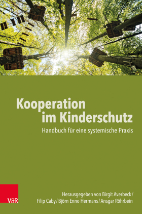 Das Bild zeigt das Cover des Buch mit Titel und Herausgeber_innen, überwiegend in hellgrün gehalten, am oberen Rand ein Foto von einem Kletterpark im Wald.