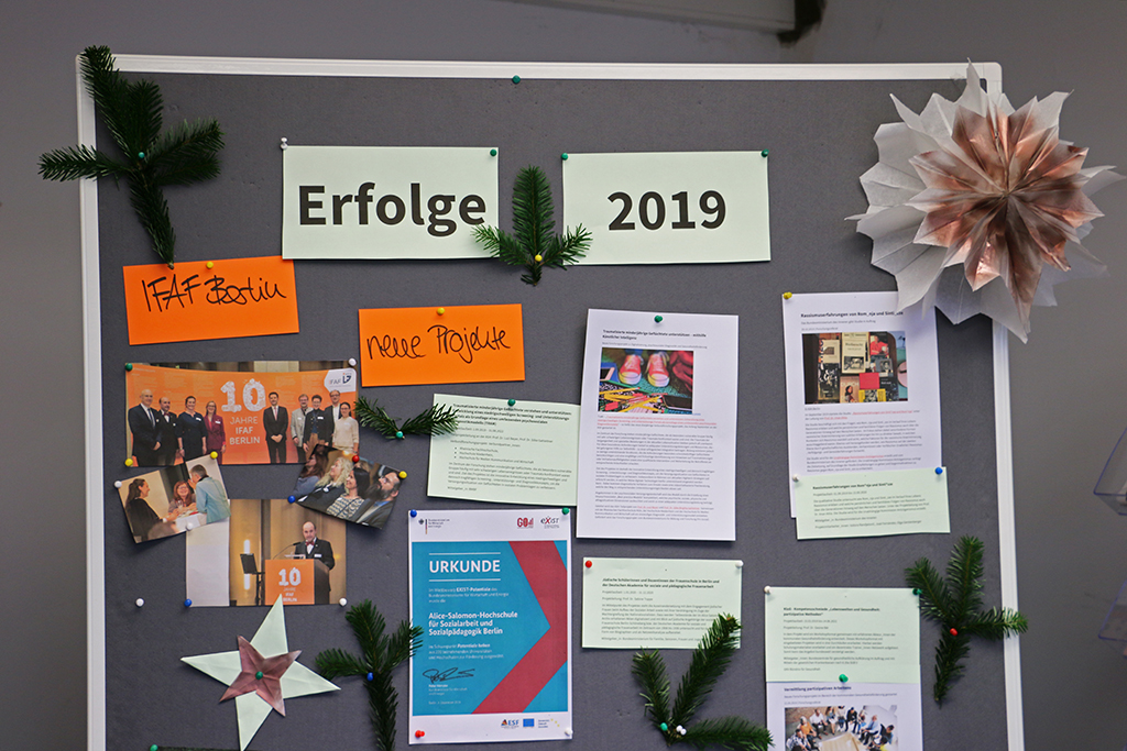 wissenschaftliche Mitarbeiter_innen und Professor_innen stoßen mit Herrn Neumann auf die Forschungsprojekte an