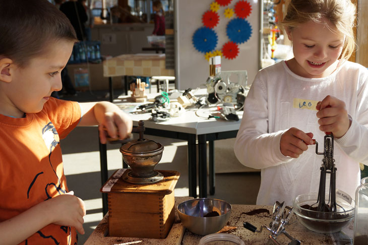 Zwei Kinder machen Experimente mit Kurbeln im Helleum - Alice Salomon Hochschule Erziehung Bildung Kindheit