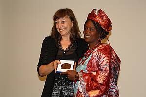 Theda Borde übergibt den Alice Salomon Award an Rugiatu Neneh Turay.