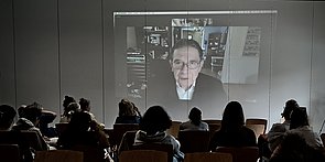 Harold spricht großes Portrait eingeblendet