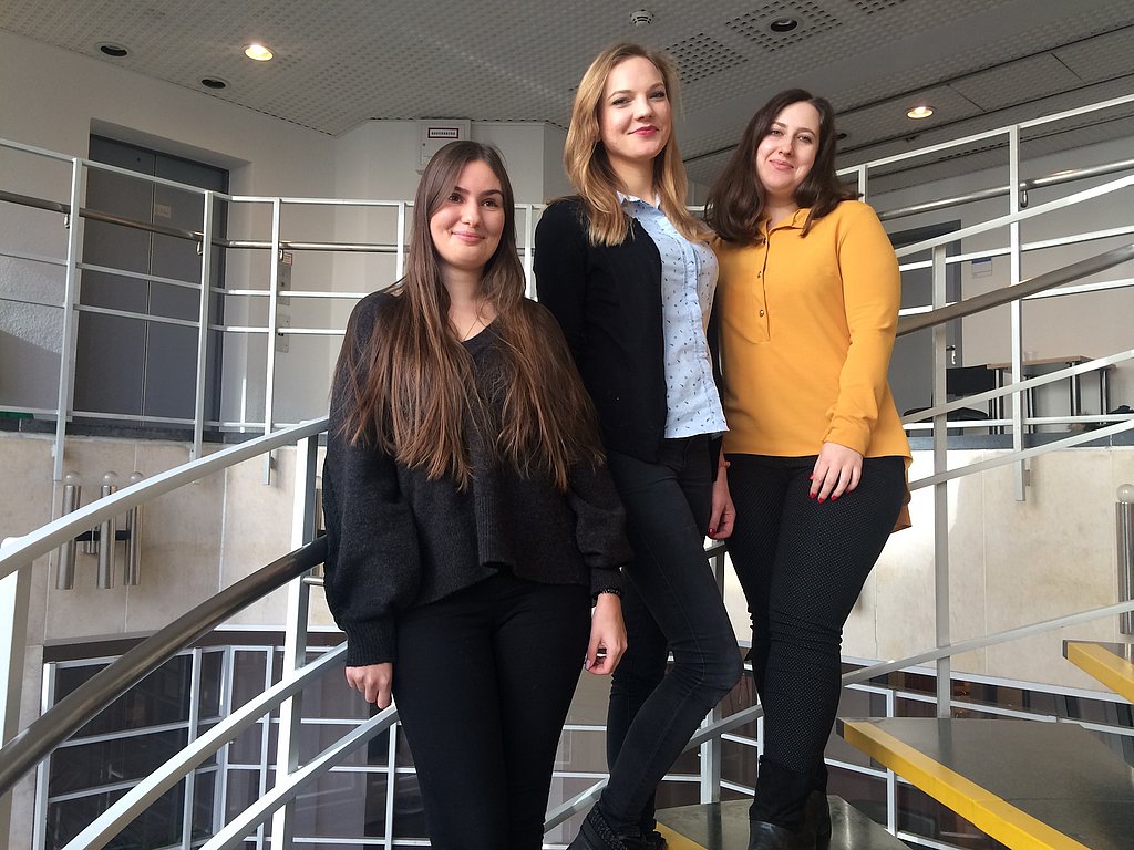 Drei Master-Absolventinnen der Wirtschaftsuniversität in Wroclaw, Joanna Balcewicz (Wirtschaftsingenieurwesen), Magdalena Zolich (Management, Informatik und Finanzen) und Yana Zablotska (Wirtschaftswissenschaften)