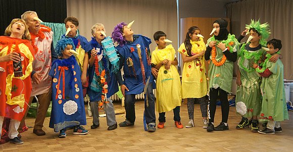 Kinder einer Schulklasse und Spieler_innen des Theaters der Erfahrungen proben ihr Stück "Beglückende Tage".