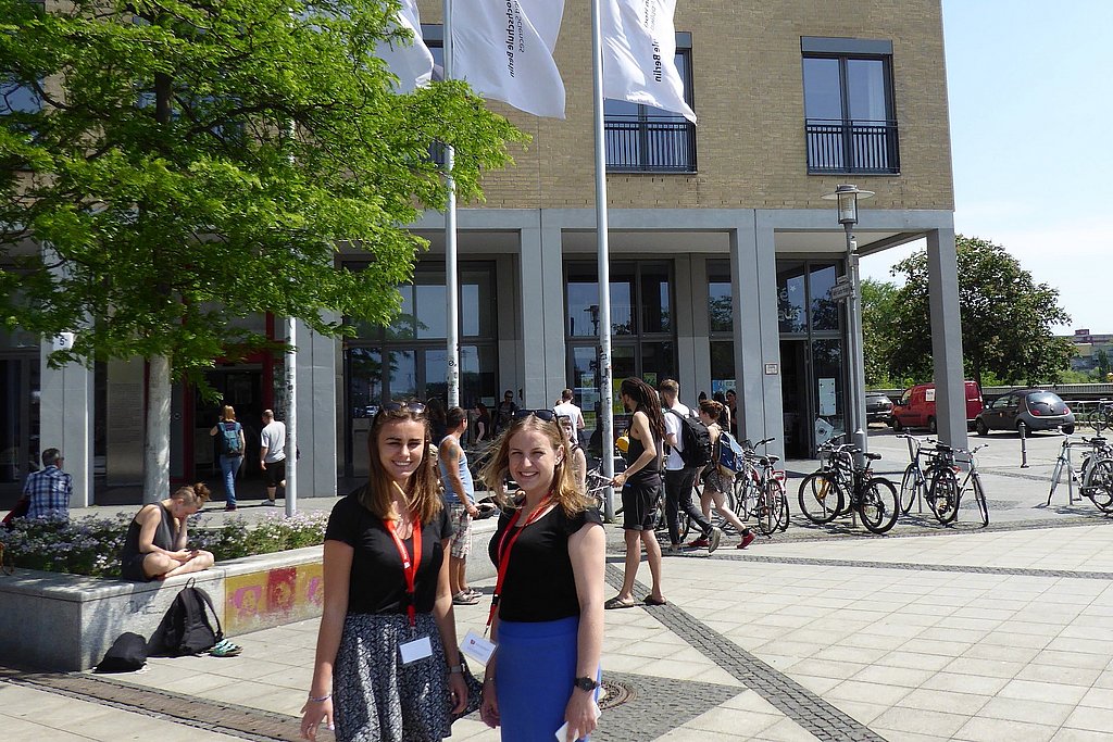 Klaudia Liszk und Kamila Nabielec sind zwei der Managementstudentinnen, die im  Rahmen des EU-geförderten Programms Kapital Ludzki (Humankapital) die ASH für einen einwöchigen Forschungsworkshop besuchten.