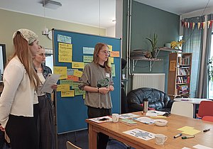 Studierende arbeiten an Pinnwand in Workshop