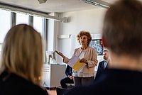 Heidi Höppner steht vor Publikum und spricht
