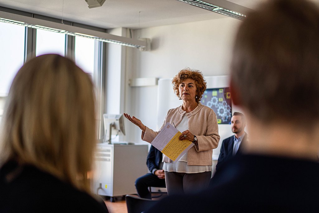 Heidi Höppner steht vor Publikum und spricht