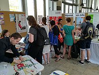 Studierende informieren sich an Infoständen im Foyer der ASH Berlin