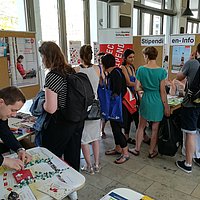 Studierende informieren sich an Infoständen im Foyer der ASH Berlin