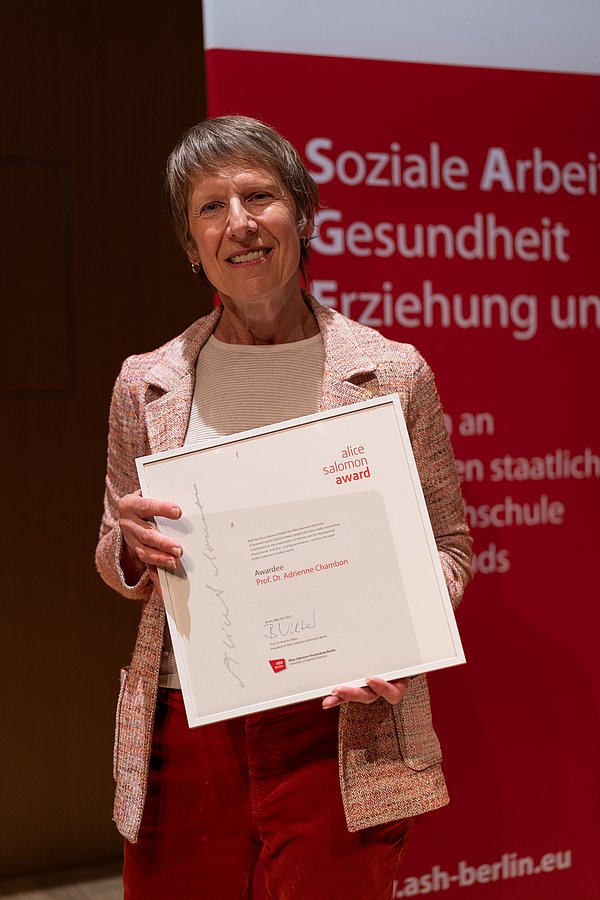 Preisträgerin Adrienne S. Chambon mit ihrer Urkunde.