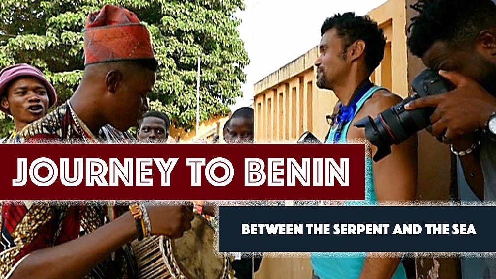 mehrere Männer sind im Vordergrund und der Schriftzug Journey to Benin between the serpent an the sea