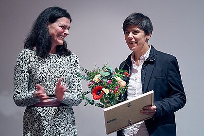 [Translate to Englisch:] Rektorin Bettina Völter mit Heike Radvan, Preisträgerin des Alice Salomon Awards 2020