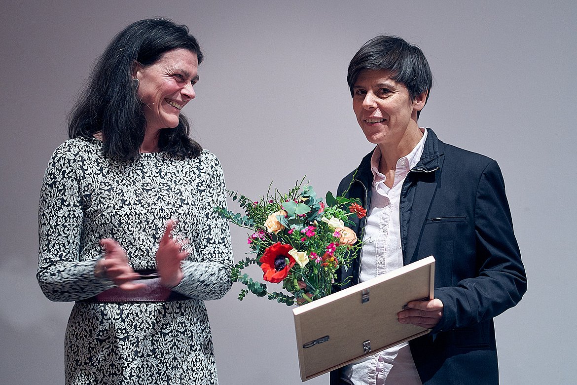 Rektorin Bettina Völter mit Heike Radvan, Preisträgerin des Alice Salomon Awards 2020