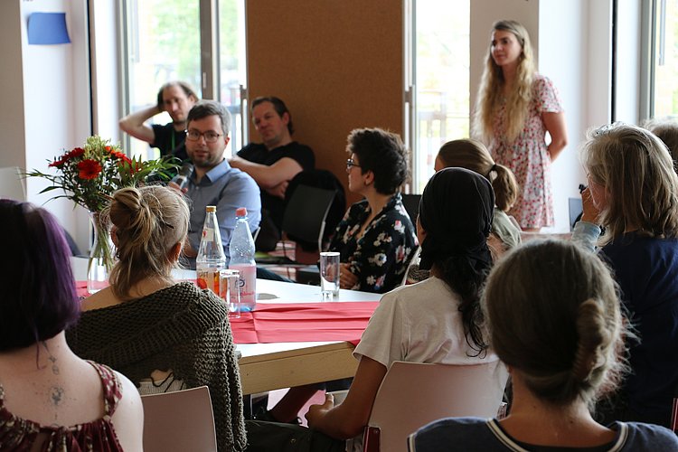 Hochschulangehörige im Austausch an einem Tisch
