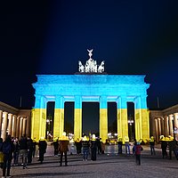 Das Brandenburger Tor leuchtet in den ukrainischen Nationalfarben