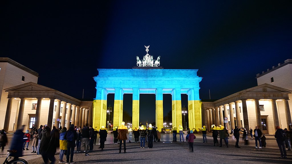 Das Brandenburger Tor leuchtet in den ukrainischen Nationalfarben