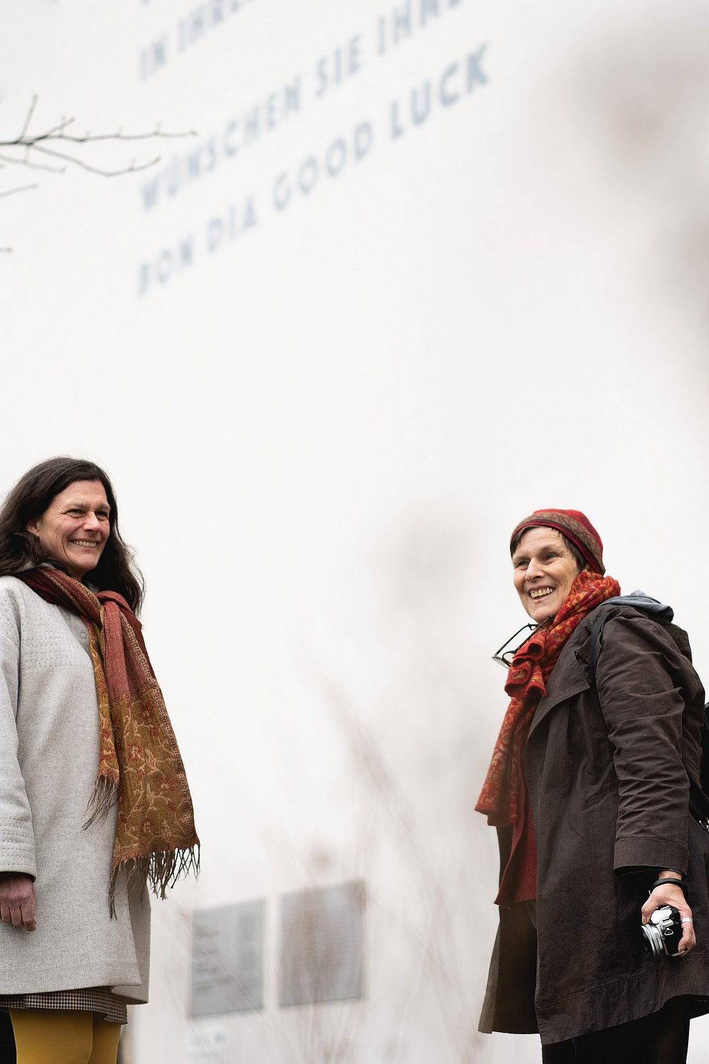 ASH-Rektorin Bettina Völter mit der Schriftstellerin Barbara Köhler vor der gestalteten Fassade der Hochschule