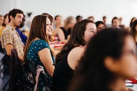 Studierende sitzen im Seminarraum