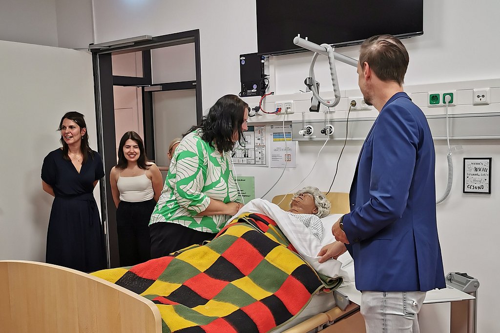 Haußdörfer und Lemm an einem Patientenbett im Skills Lab