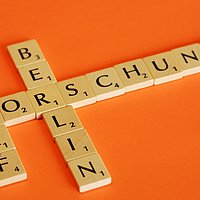 Mit Buchstaben vom Scrabble-Spiel werden die Wörter IFAF, Forschung und Berlin angezeigt