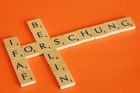 Mit Buchstaben vom Scrabble-Spiel werden die Wörter IFAF, Forschung und Berlin angezeigt
