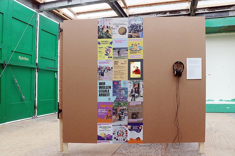 Bild der aktuellen Ausstellung ›Sorgende Stadt. Teil 2‹ im Pavillon mit einem Beitrag über ›Migrant Worker & Student Canteen‹ und ›Lieferando Workers Collective‹