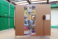 Bild der aktuellen Ausstellung ›Sorgende Stadt. Teil 2‹ im Pavillon mit einem Beitrag über ›Migrant Worker & Student Canteen‹ und ›Lieferando Workers Collective‹
