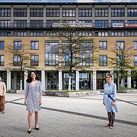 Die 4 Mitglieder der ASH-Hochschulleitung stehen mit Abstand voneinander vor dem Hochschulgebäude