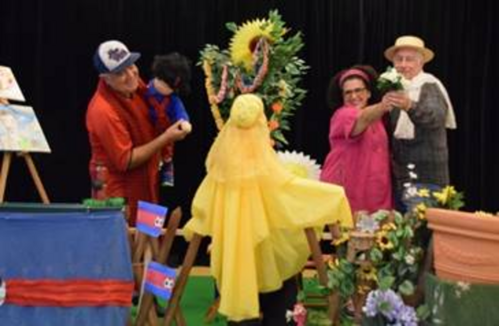 Ausschnitt des Theaterauftritts 3 Personen und eine Puppe