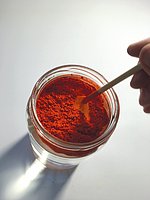 Rote Farbpigmente werden im Wasser verrührt
