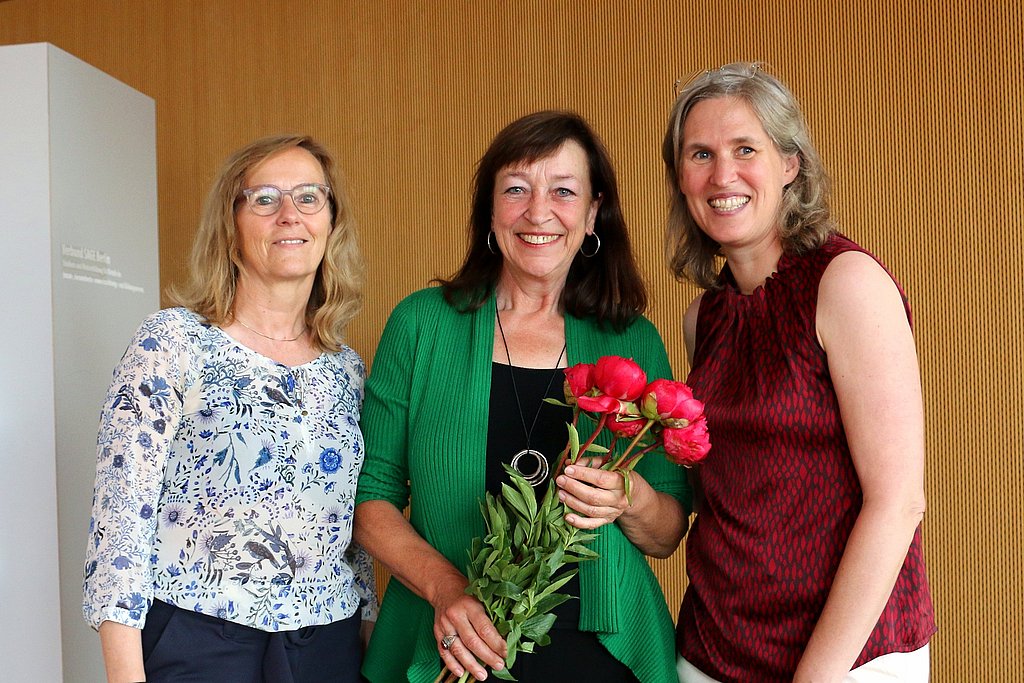 Theda Borde (Mitte) mit den Prorektorinnen Anja Voss und Gesine Bär