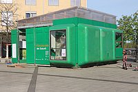 Foto vom nGbK-Pavillon ›Klassenzimmer der Zukunft‹ vor der ASH Berlin