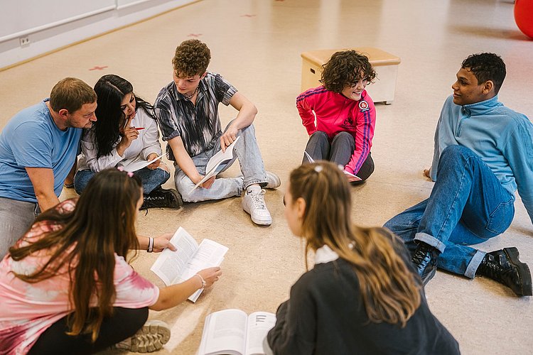 Studierende im Bewegungsraum der Hochschule