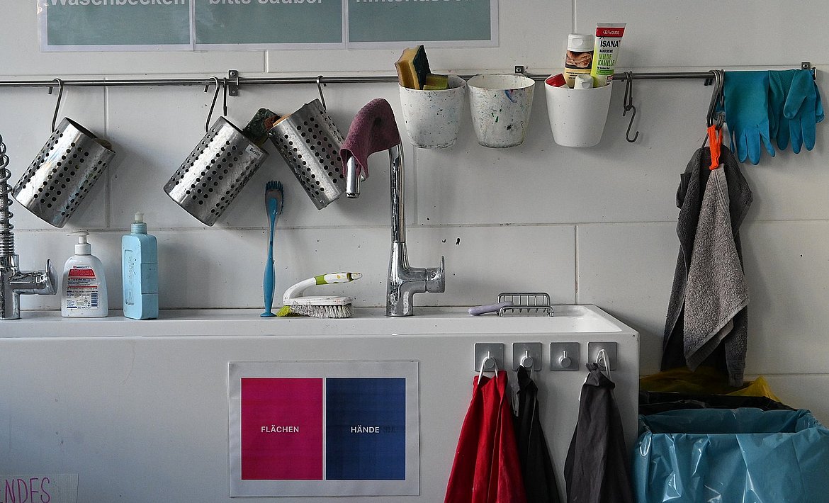 Gezeigt wird das Waschbecken der Werkstatt.
