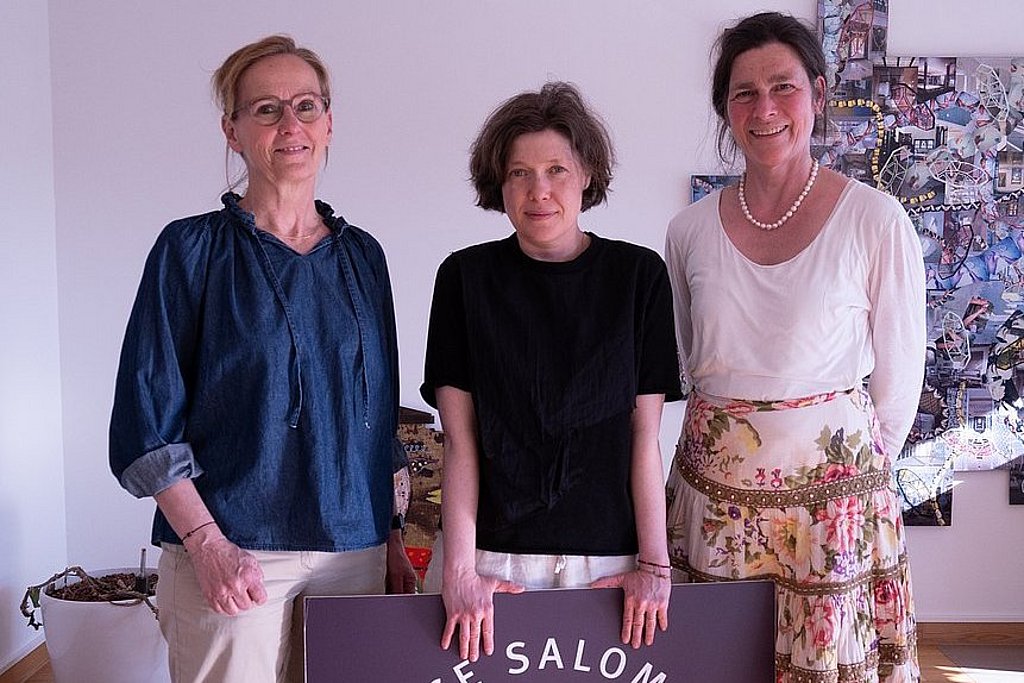Gruppenfoto von Anja Voss, Yevgenia Belorusets und Bettina Völter im Büro der Präsidentin