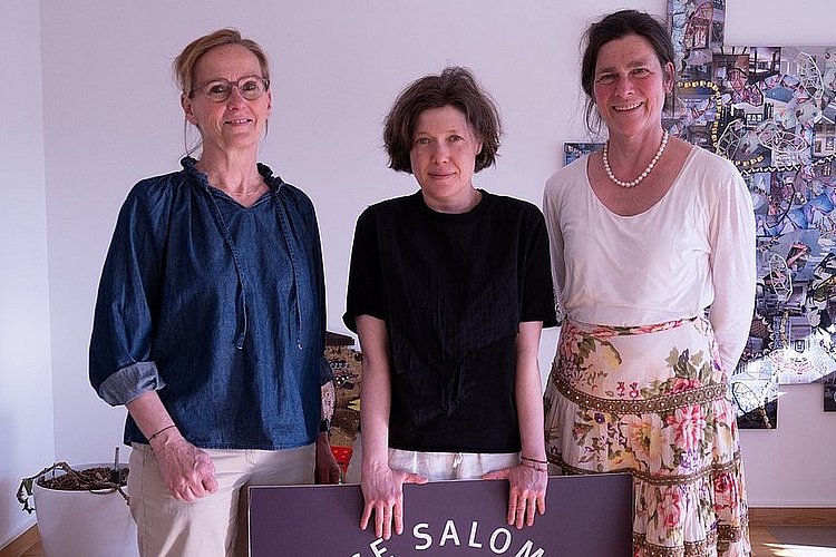 Gruppenfoto von Anja Voss, Yevgenia Belorusets und Bettina Völter im Büro der Präsidentin